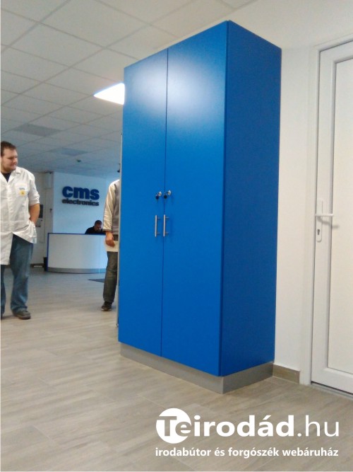 Egyedi gyártású recepcióbútor, kanapé, szekrény
