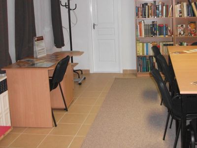 KAP 100/1A íróasztal és laptopasztal és Ravenna 22 könyvespolc