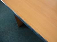 Íróasztal és irodabútor tartós élzárással